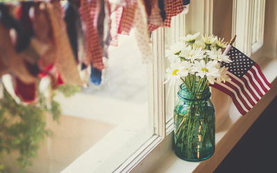 11.您是花朵中的蝴蝶，百合中的芽。无论您穿什么衣服，总是那么庄重而美丽。