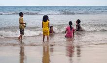 形容小朋友在海水游泳开心的句子