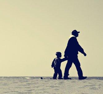 10.家庭感情是一棵树。每个人都是它的根。让它吸收营养并永远保持青春；亲情是一条河，每个人都是它的支流。让它永不枯竭并向前迈进；家庭亲情是火。个人是它的柴火，让它在任何地方都不会熄灭和温暖。