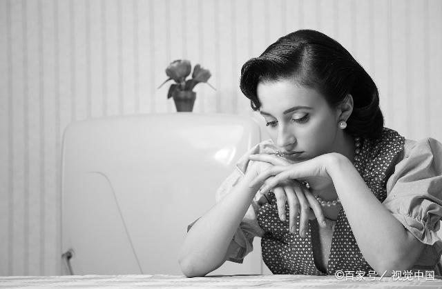 11.床上是躺卧最容易的地方。一句话是我爱你，另一句话是再睡五分钟。