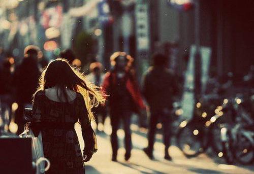 9.实际上，我清楚地知道没有王子和白雪公主。这是一个童话。在水的普通感觉中，我们仅解释了十分之一的爱。我们为什么要说我们不会放弃，永不离开？为什么我们要说我们在一起，只是我仍然爱做梦，所以我一直不愿意接受这个现实。