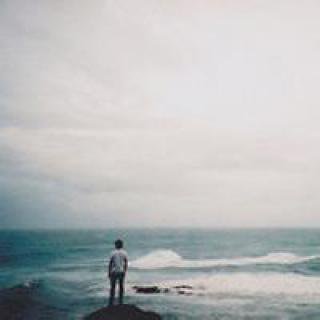 11.呆在世界的每一个角落，抱着过去的柔情，无尽的悲伤，看不见的距离，没有树枝的孤独的心，漂浮在海中，在风中冰冷，在雨中。