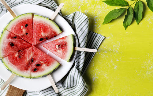 12.正是这种特殊的生活形式，使母爱在孩子的生活中扮演着不可替代的角色，一个接一个地创造奇迹。