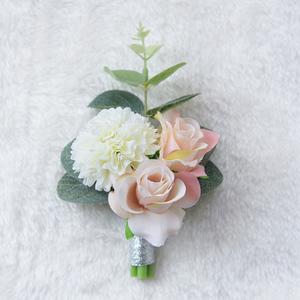 12.家庭的感情是花木兰接替父亲的故事。亲情是孟母亲的三个移民的故事。亲情是阿兵第二春的旋律。