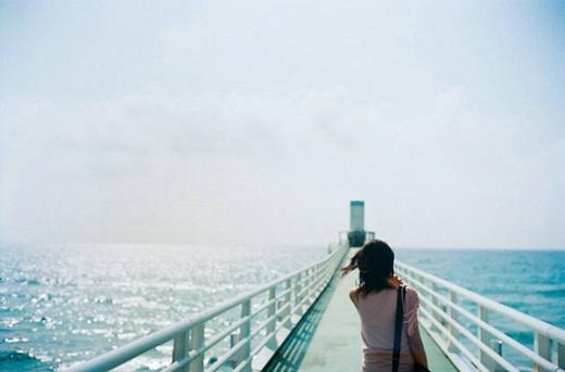 9.对一个不爱自己的人的过多爱只是另一个负担。对一个人的承诺太信任只会使您失去更多自己！最后，您只能躲在一个角落，没人能用疲倦的身体哭泣。