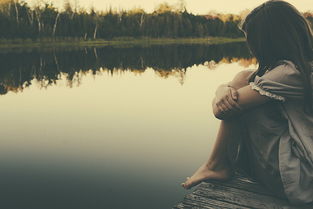 10.岁月匆匆而默默地走着，孤独地与您同行，暗中繁荣。我的心，轻微的疼痛和褪色的誓言，炸毁了记忆。你无法忍受漂浮的生活，忘记了等我，甜蜜的香气在短暂的岁月中流连，碎雨，一连串的寂寞。忍不住往年的绚丽色彩，回头一看，你的笑脸很难过。