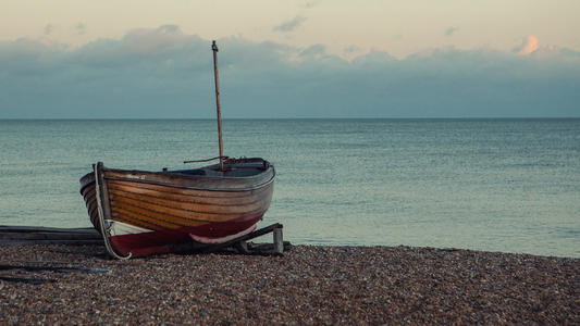 9.如果我是你的泪珠，我会掉在你的嘴唇上，永远留在你的心中。如果你是我的眼泪之一，我将永远不会哭泣，因为我害怕失去你。