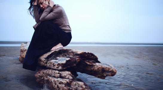 12.最可悲的是，我知道你是一个败类，但我仍然毫不犹豫地爱着你。