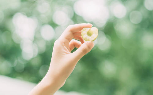 11.一个人总是走在陌生的道路上，看着陌生的风景，听陌生的歌声，然后在某个不经意的时刻，您会发现自己忘记了这么努力的事情确实被遗忘了。