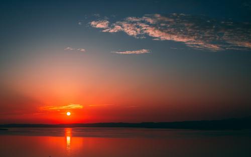 12.生活应该有，华丽的奢华，灿烂的自由。