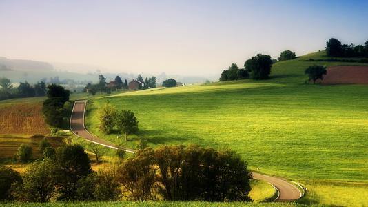 10，亲情就像水，过滤后的复杂性变得纯净。家人的感情就像火，使平原在煅烧中变得锋利。家庭的情感是诗歌，这使得修饰后的无聊达到一种心情。家庭深情，生命的永恒力量。
