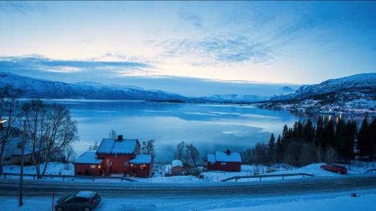 11.家庭感情就像蜂蜜，给你甜美的味道；感情就像沙漠中清澈的春天一样，可以在遇到麻烦时为您提供帮助；感情就像一艘船，载着你长途航行。