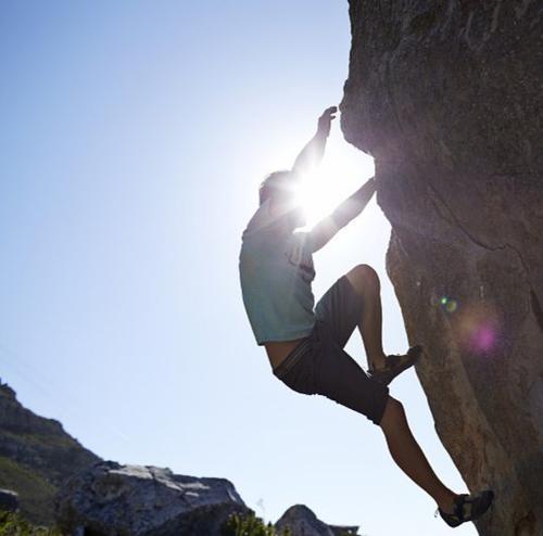 10.当the从茧中出来时，撕下一层皮肤的痛苦刺穿了心脏和肺部。从茧中出来的那一刻，许多蝴蝶都非常痛苦。