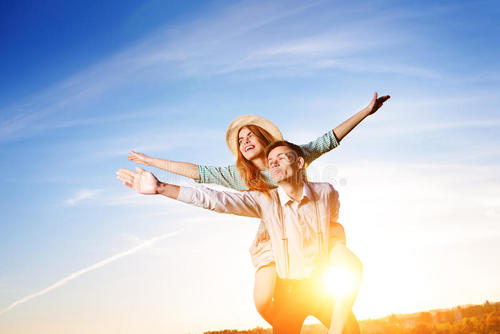 10.习习的春风从远处吹来，柔软的水仙花静静地绽放，情人节的玫瑰，飘散的香气，我们的未来，在希望的领域，让我们拥抱春天，让春天的特殊火车充满幸福和吉祥！