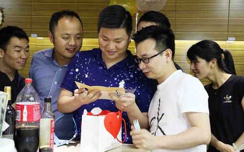 12.从童年开始，从朋友那里收到的礼物最多的是杯子，洋娃娃，书籍和书本。老朋友最了解我的性格。决心做手绘旅行笔记。