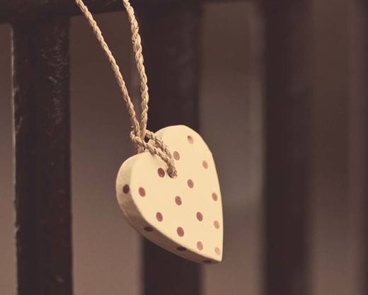 12.花朵感激大地的营养，只有这样，它们才能拥有美丽而多彩的香气。雄鹰感激蓝天的广阔，只有那时，它的翅膀才在天空中张开并so翔。波浪很美。