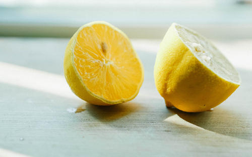 10.孩子们放学回来很早，忙于利用东风释放纸风筝。