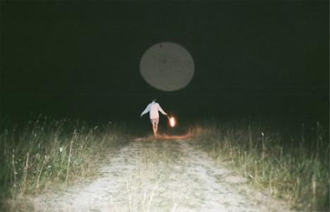 11.当我想到你时，我感到有些幸福和悲伤。