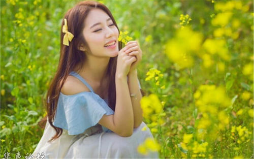 12.达尔在东方is豆，而钟儿正在编织鸡舍。我最喜欢小孩子一样的流氓，在溪头剥莲花。