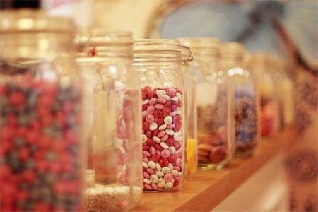 11.有了关怀，家庭感情会更加温暖；有了关怀，友谊将更加幸福；有了爱心，爱会更多。关心别人是一种甜蜜，被关怀是世界上最美好的幸福。亲戚朋友的问候将使您永远不孤单；朋友的祝福会使您的信心加倍；而爱人的思念会让您的心充满阳光。你知道，我是你最甜蜜的负担，你是我最温柔的关心。