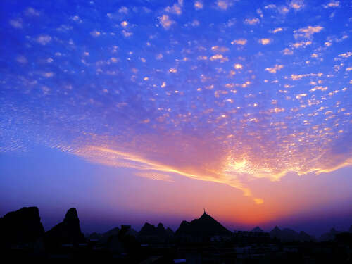 9.另一个美丽的明月，另一个元宵节，另一个幸福的时光，并再次衷心祝愿您和您的家人：团圆，甜蜜，和谐，美丽和成功！