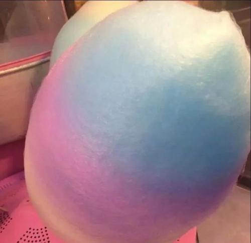 10.演出结束时，我看到空座位和灯都亮了。这个故事是真实而虚幻的。