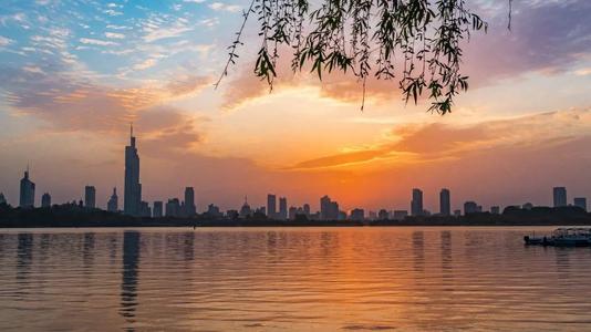 10.英格丽·伯格曼（Ingrid Bergman）说，健康的身体加上不良的记忆将使我们过上幸福的生活。确实，世界上有那么多八卦，以至于不值得记住。