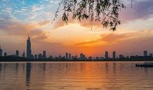 形容很多人都开心的句子