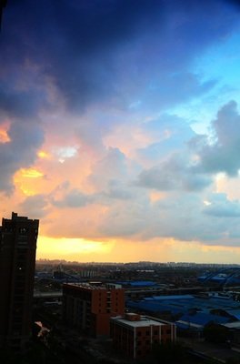 11，元宵节吃汤圆，汤圆香甜。灯笼做灯笼，灯笼发光；元宵节购物，注意跌落和撞击；元宵节送来的祝福，平安与健康，都不能忘记，幸福将永远持续，祝您元宵节快乐！