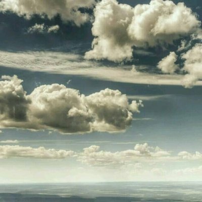 9.音乐带动了友谊的脚步。生活就像一条大路。我们永远走在一起的日子会永远被记住。请不要在乎生活的甜蜜和痛苦。请在周末接受我的祝福。