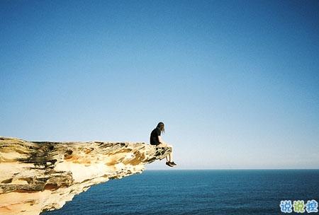 这座城市从不下雪，我在记忆中充满了寒冷的感觉。