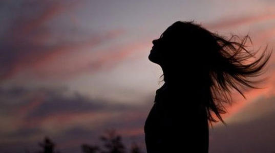 我不知道未来会怎样，只要跟随你我就会笑。