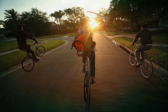 10.人们在江湖中漫步，没有兄弟情谊，兄弟般的义气，你怎么能打破？