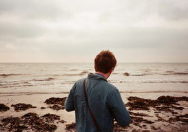 9.夜幕降临时，我感到孤独和悲伤。我很孤独，我的心很脆弱。我总是结成对结识其他人，我感到自己很孤独，但我的诚意已不复存在。