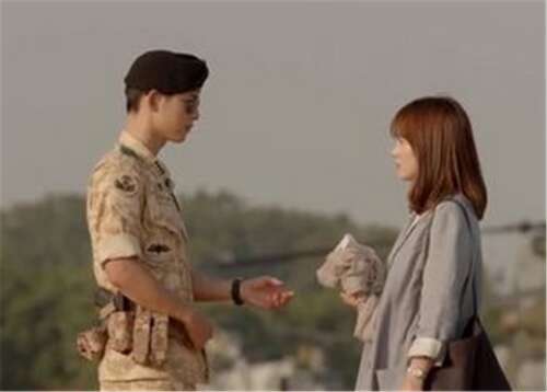 5.有些人只能是游客。有些事情只能被记住。毕竟，我无法摆脱那些记忆，我无法忘记那个人，也无法改变单人表演的角色。