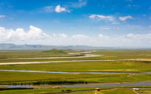 10.是孩子嫩嫩的小手擦拭了父亲额头上的汗水，母亲在喝茶时感到疲倦时的体贴是...