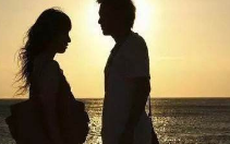 10.当我哭着对你说再见时,你只是冷淡地告别我,没有感觉到你冷漠的眼神,你的心已经碎成一千颗。