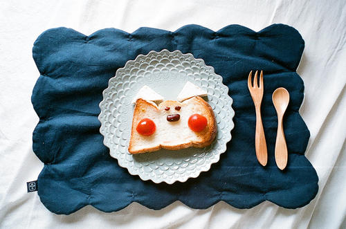 10.对孩子的爱深厚，渴望回馈。深刻的爱带来了家庭的温暖。写出社会的和谐是真诚的举动。看着家人的爱就像一盏灯，静静地照亮我们生活的每个角落；家人的感情就像风，雪和雪在温暖中吹散，带来无限的春天。