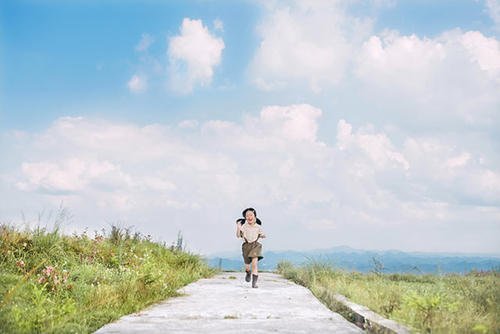 11.父亲的爱就像一块糖果，看上去很硬，但是心却很柔软；父亲的爱就像一本书，表面是平凡的，但是这本书充满了知识。这是你的生日，对爱我的父亲说：父亲，我爱你。