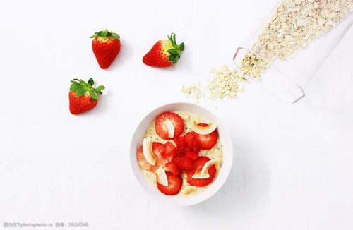 10.对孩子的爱深厚，渴望回馈。深刻的爱带来了家庭的温暖。写出社会的和谐是真诚的举动。看着家人的爱就像一盏灯，静静地照亮我们生活的每个角落；家人的感情就像风，雪和雪在温暖中吹散，带来无限的春天。