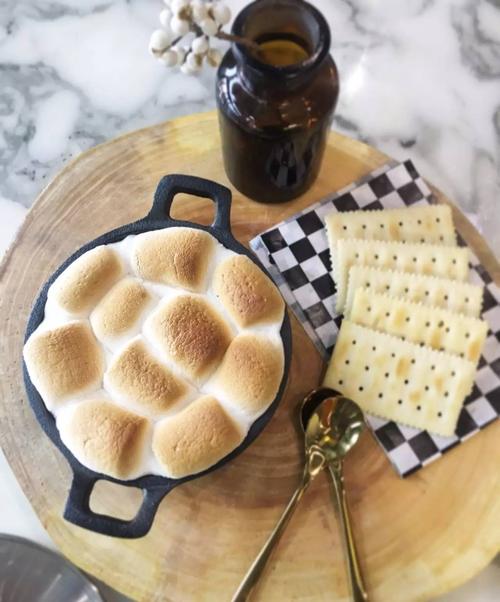 11.家庭的爱是源源不断的，流，带给人甜蜜的营养。家庭之情是一缕柔和的阳光，默默地融化了冰冷的心。亲情是一个安静的港口，让航海的疲劳消失了。 。