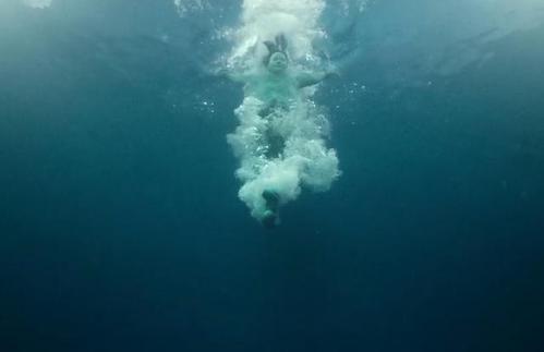 11.你是我编造的童话中的王子，我只是你生命中的过客。