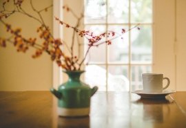 12.你就像柔软的云朵飘在我眼前，美丽的容颜充满了春天般的微笑。在您明亮的大眼睛中，我总是可以捕捉到您的宁静，热情，智慧和敏感性。