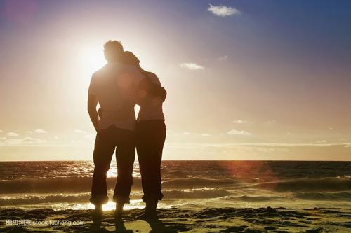 10.一个人的世界总是需要另一个人作为陪衬。如果他离开，他将负担不起您的费用，并相信他会拥有更好的明天。感谢花朵后，明天它们仍会盛开。