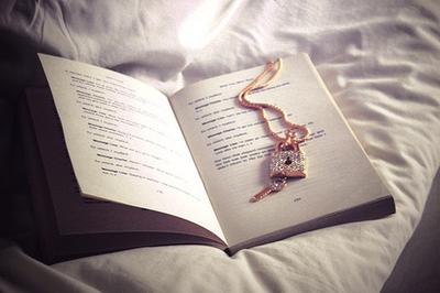 9.突然我明白了：女人会想起笑她的男人，男人会想起让他哭的女人，但女人总是和哭泣的男人在一起，而男人却和哭的男人在一起。让他笑。