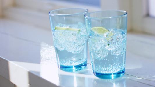 10.生活是一段美好的旅程，只是在永不返回的火车上。与新老人们一起体验！也许这就是你，我和他无法抗拒的命运。