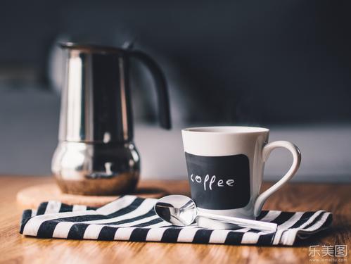 12.家庭情感一直无时无刻不在我们身边,有时我们会因为我们的顽皮和好玩而忘记它的存在。但是,那一刻,我意识到:亲情是如此重要。