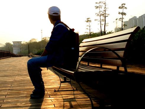 9.一个人总是仰望并欣赏别人的幸福。当他回头看时，他发现自己被抬起头并受到钦佩。实际上，每个人都是快乐的，但您的快乐往往在别人的眼中。