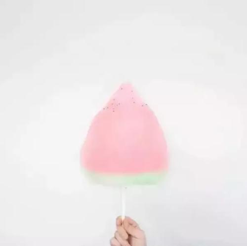 12.家人的感情有时像春雨，默默地滋润着事物。我终于明白，家庭的爱是无私的，家庭的爱是温暖的，家庭的爱是伟大的，被爱的人是幸福的，而给予爱的人是伟大的！家庭感情的表达，不需要平凡生活中的理由或动力，自然而然地反映在人们感动和珍惜的人们的生活中。也许我发现为时已晚，但是我一定会珍惜我发现的情感，并让情感与我一同成长。