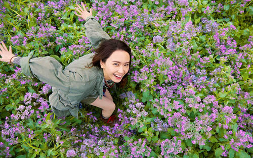 11.我就像你不需要的影子，让孤独交流悲伤，与爱无关。在这一无味的日子里，眼泪是唯一的奢侈。